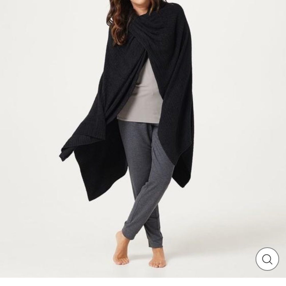 Barefoot dreams travel wrap/poncho